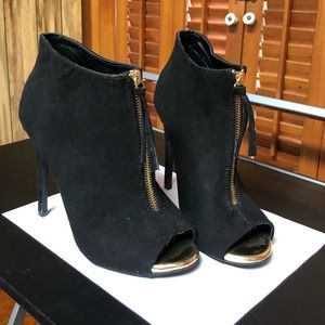 Peep-Toe Black Heels with Tassel